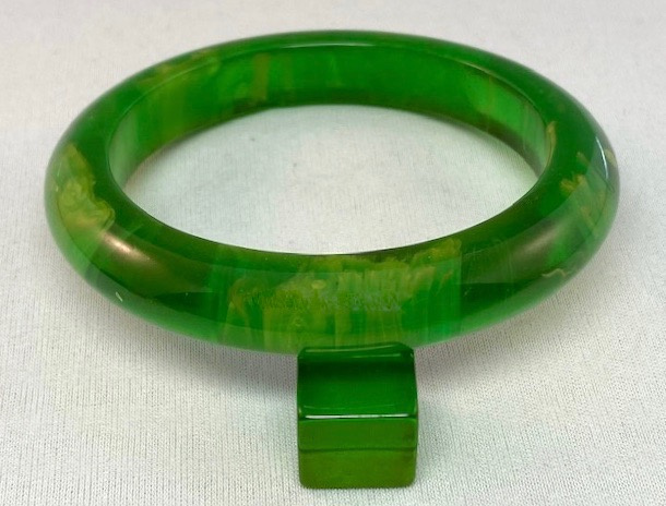 BB654 cloudy marbled emerald bakelite prystal bangle